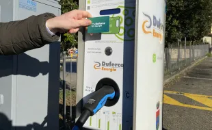 colonnina per la ricarica delle auto elettriche