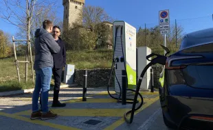 colonnina per la ricarica delle auto elettriche