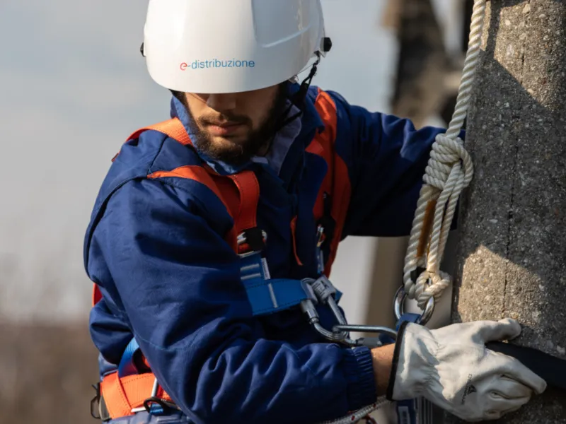 E-distribuzione generica operaio al lavoro